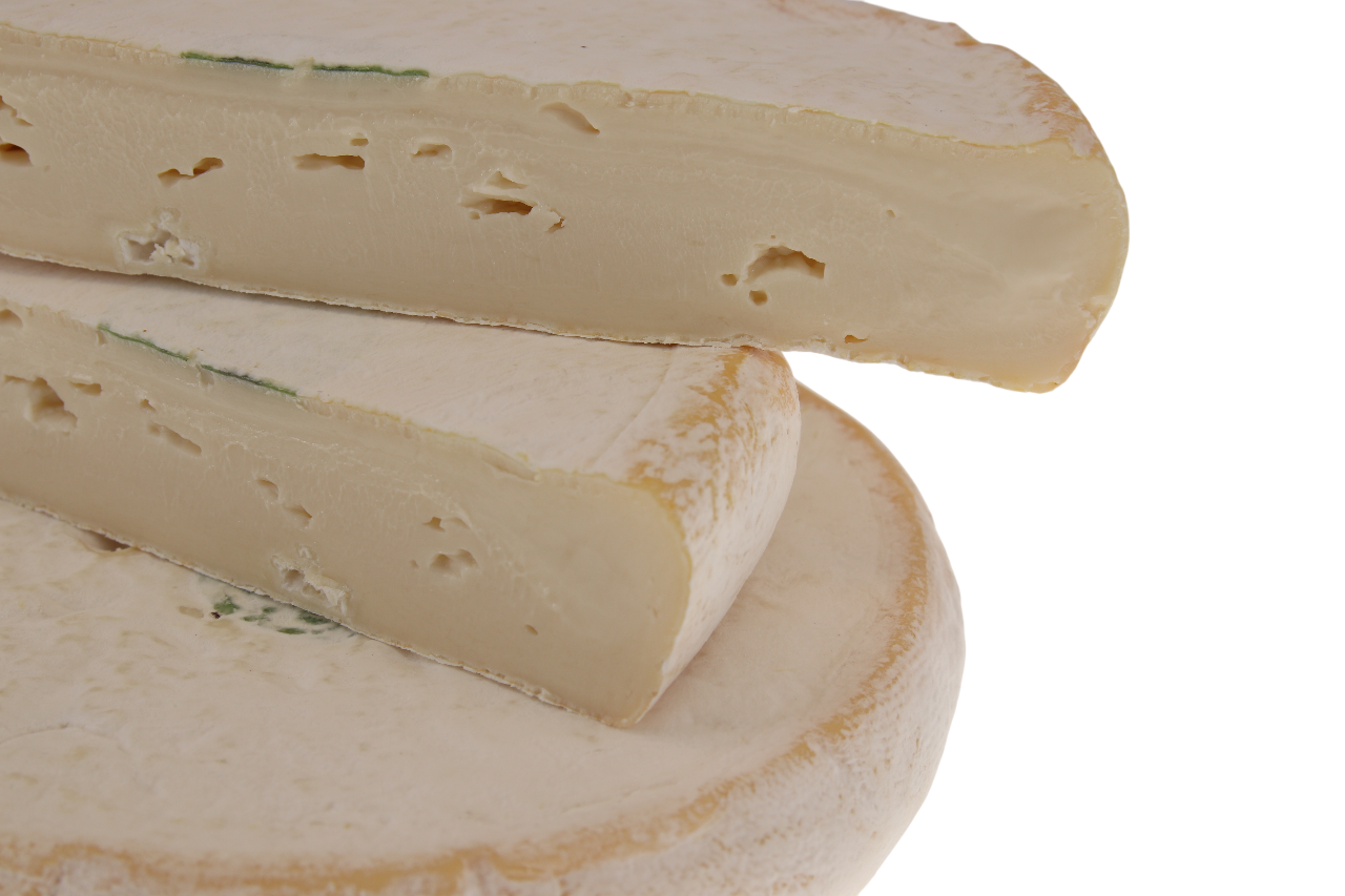 Frischer Reblochon Fermier AOP aus Rohmilch – Nahaufnahme der cremigen Textur